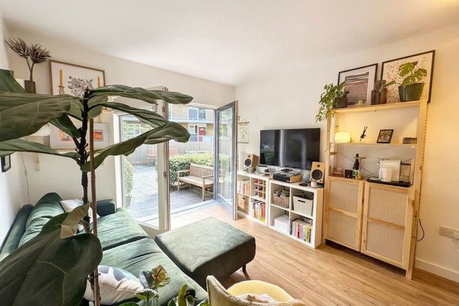 Flat 5, 53 Marischal Road, London photo 4