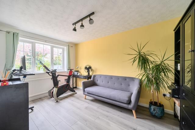 1, Fennel Close, Swindon photo 3
