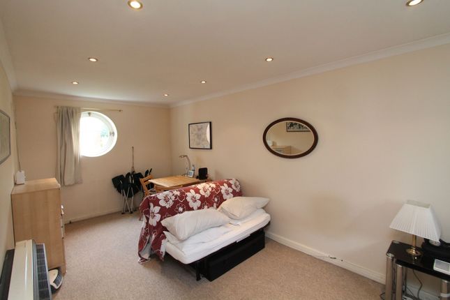 124 Walsingham Close, Hatfield photo 5