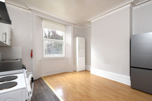 Basement Flat, 237 Whitehorse Lane, Greater London photo 3