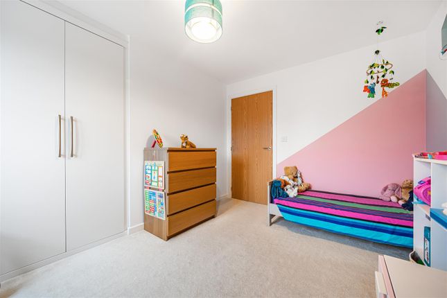 Flat for sale in Ifould Crescent, Wokingham, Berkshire