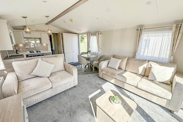 Salisbury, The Oaks Holiday Park, Chapel Road, Bucklesham photo 2