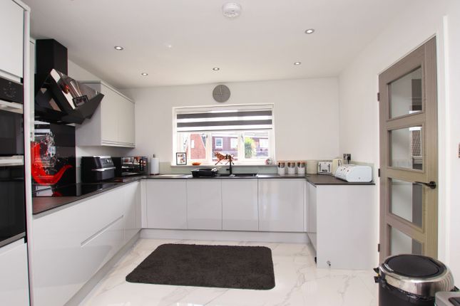 42, Highdale Close, Llantrisant photo 4