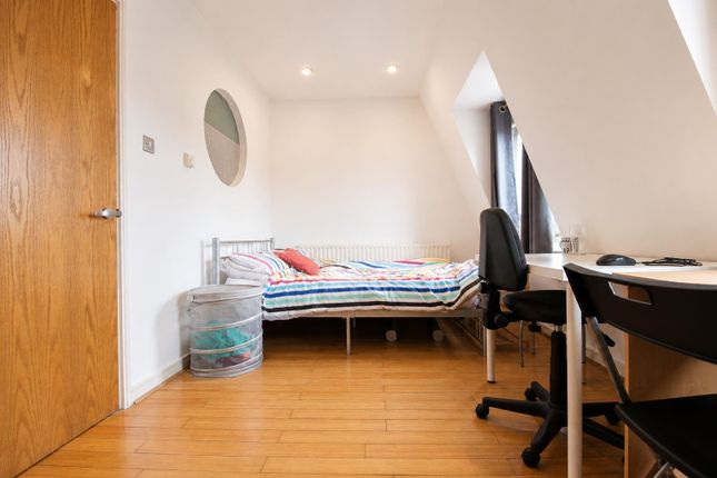 Flat 3, 226 Mile End Road, London photo 4