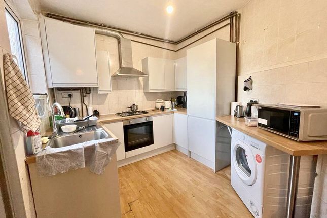 Thumbnail Shared accommodation to rent in Hallswelle Road, London