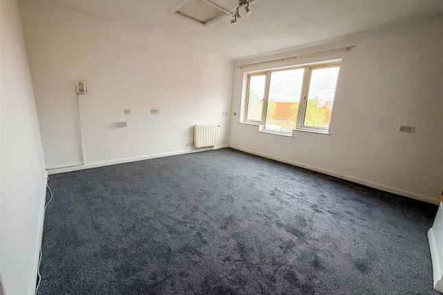 108 The Lodge, Hall Crescent, Clacton-on-Sea photo 4