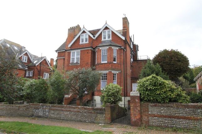 Flat to rent in Silverdale Road, Eastbourne