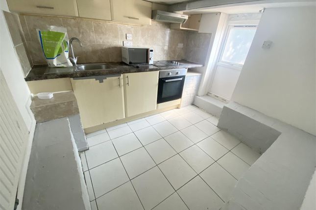 Basement Flat, 16, Richmond Road, Poole photo 2