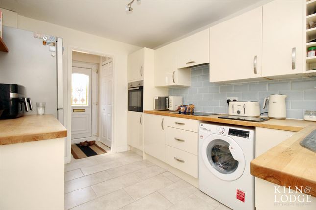 38, Burgundy Gardens, Basildon photo 4