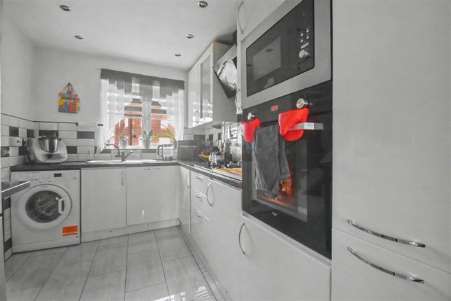 30, Lowry Close, Corby photo 3