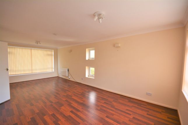 Flat to rent in Park Lane, Salford