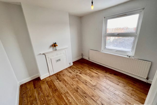 Triplex to rent in Northfield Avenue, London