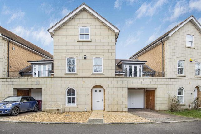 Thumbnail Town house for sale in Reservoir Crescent, Reading