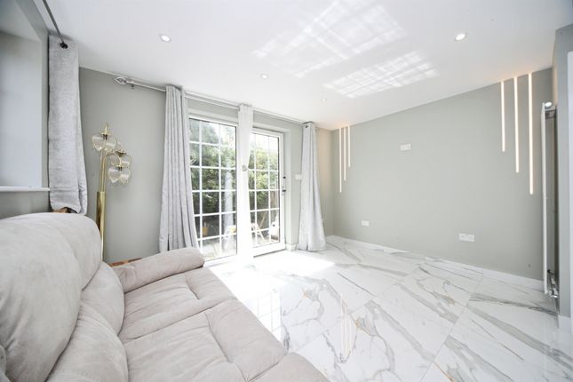 1, Felton Close, Luton photo 2