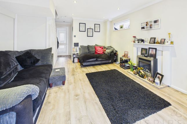 1 Kenilworth Close, Crawley photo 4