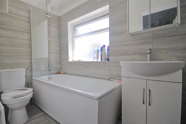 27, Costons Avenue, Greenford photo 4