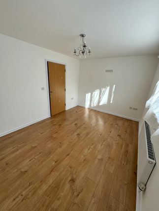 37, Craigen Gardens, Ilford photo 5