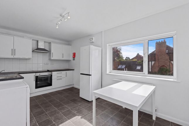 79, Chobham Road, Berkshire photo 3