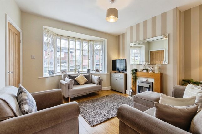 7, Lynnfield Gardens, Leeds photo 2