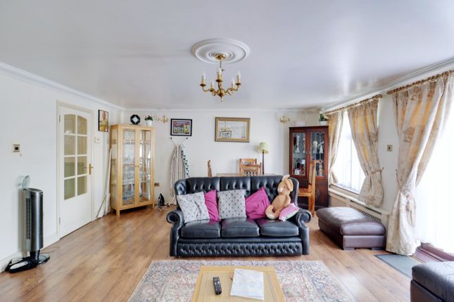27, Elmer Gardens, Rainham photo 3