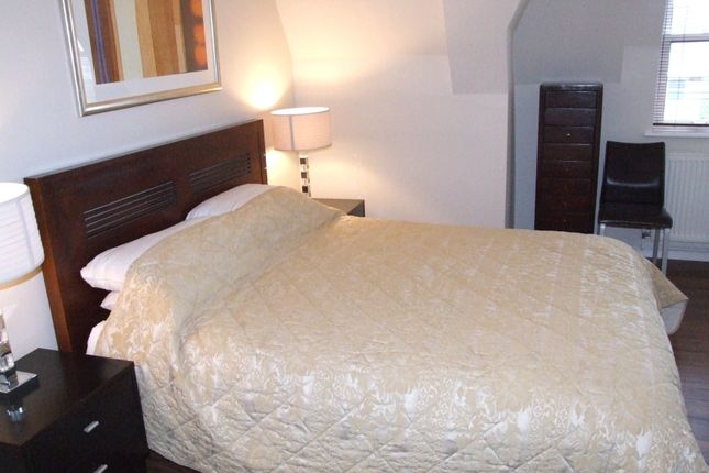 Flat 1010, Boydell Court, St. Johns Wood Park, London photo 3