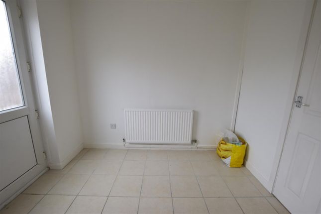 21, Greenway Court, Barry photo 5