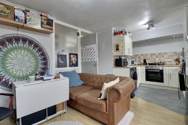 Flat 14, 26, Wellington Court, Waterloo Road, Havant photo 4