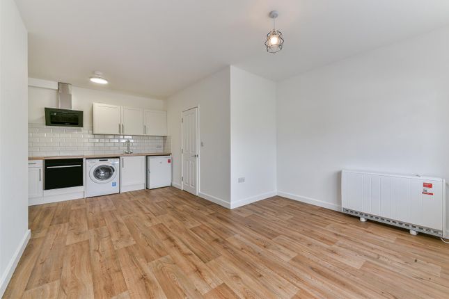 Thumbnail Flat to rent in High Street, Banstead