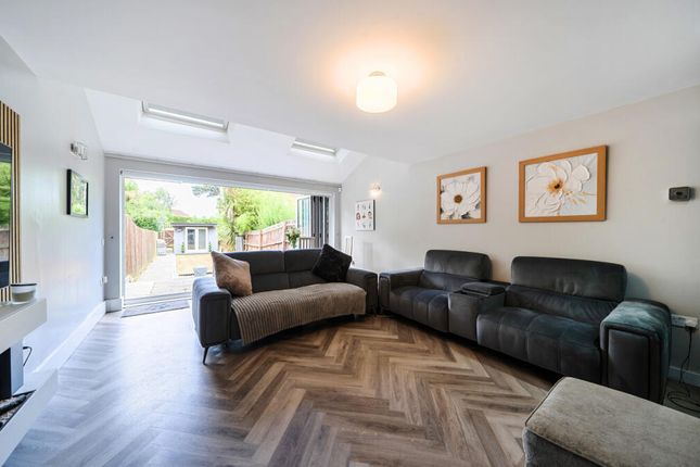 2 Shillington Grove, Langley Road, Watford photo 4