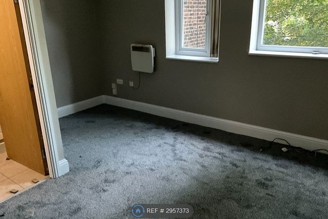 Flat, Victoria Crescent Eccles, Manchester photo 3