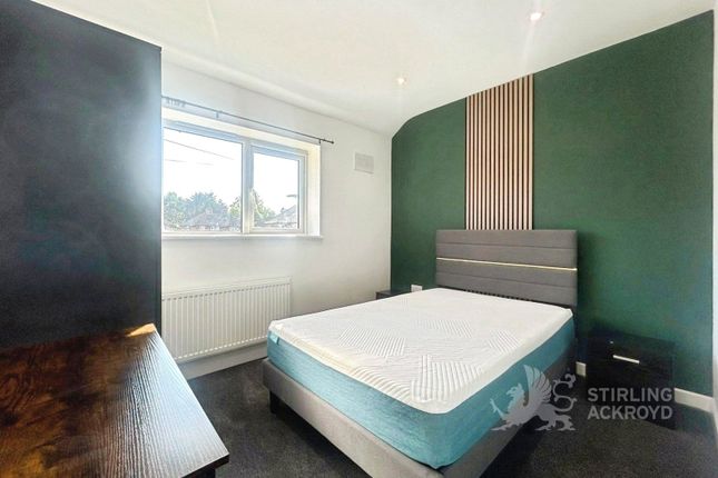 ROOM 2, 24, Maple Grove, Surrey photo 4