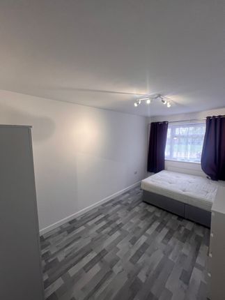 304 , Copperfield, Chigwell photo 4