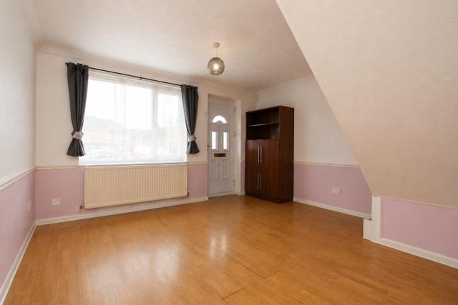 28, Bray Close, Borehamwood photo 4