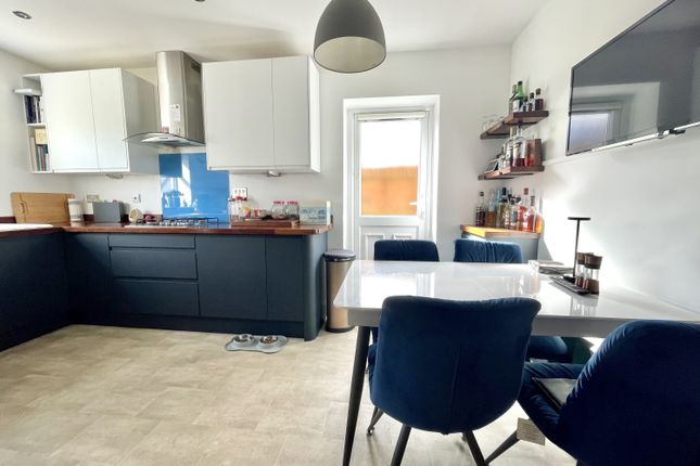 3, De Clares Close, Lymington photo 3