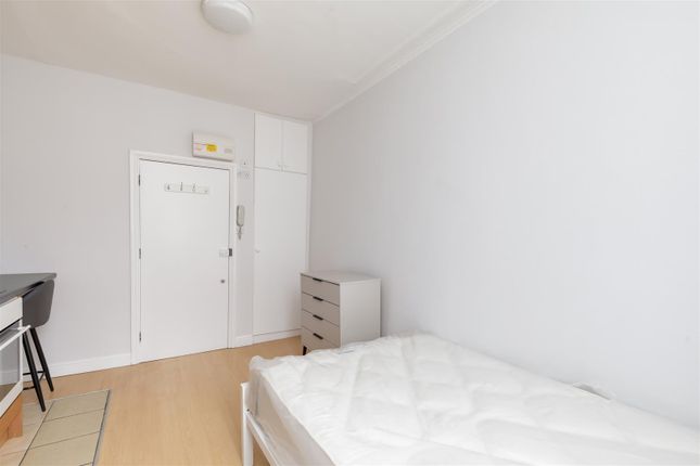 Studio to rent in St Georges Drive, Pimlico
