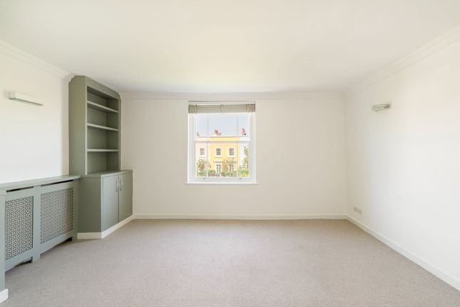 23,F, Lambton Place, London photo 3