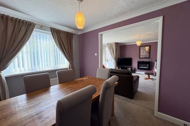 24 Grasslands, Horley photo 3