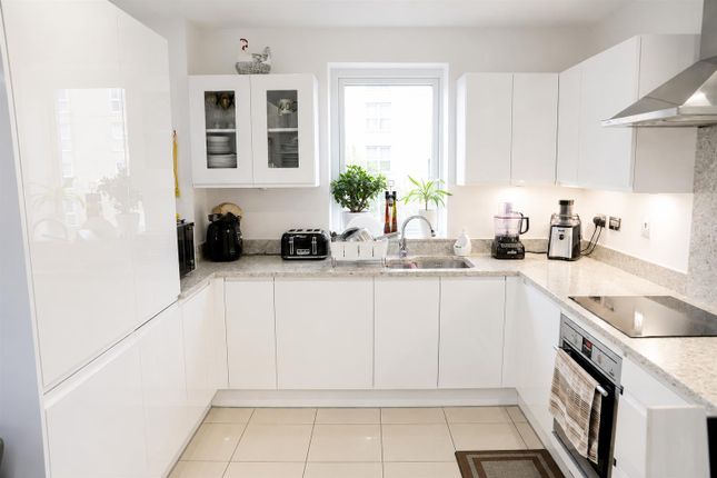33, Fairlands Court, Hunting Place, Hounslow photo 5