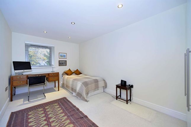 Flat for sale in Hitherbury Close, Guildford