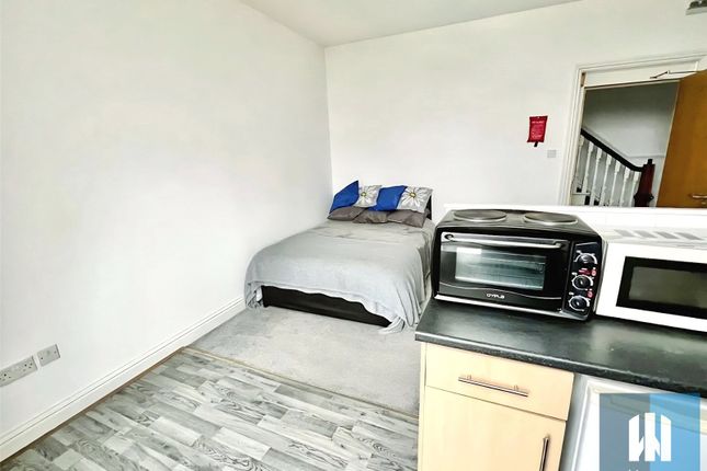 Room 2, 65, Woodhouse Hill, Huddersfield photo 3