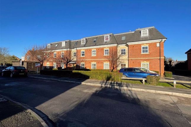 Thumbnail Flat to rent in Craven Road, Newbury