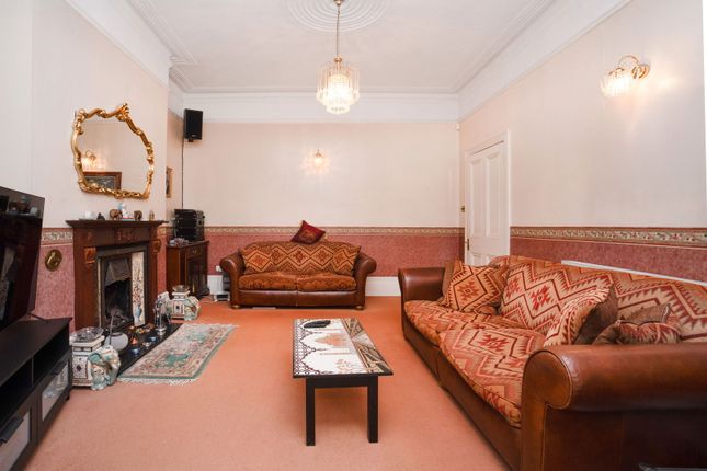 23, Blenheim Gardens, London photo 3