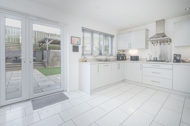 30, Jennie Lee Road, Cowdenbeath photo 4