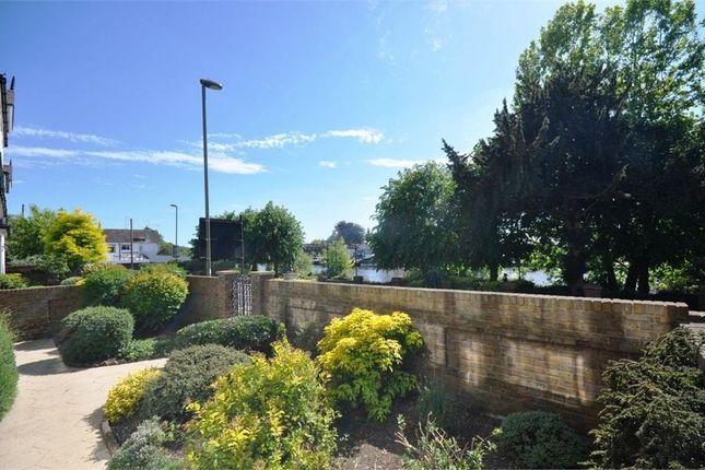 Richmond Crescent, Staines-upon-thames photo 5