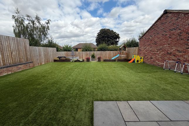 10, Bloom Drive, West Yorkshire photo 5