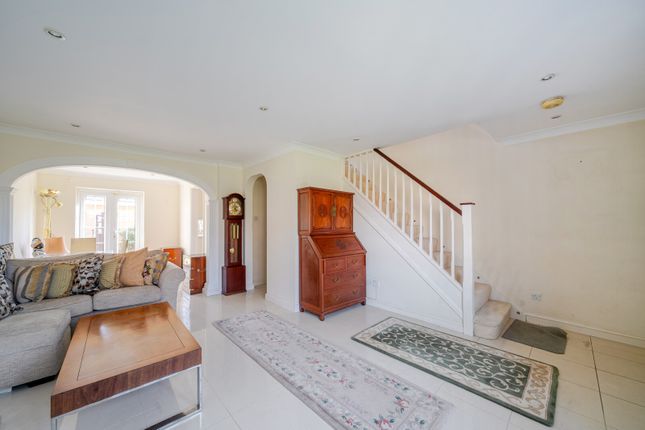 10, Aspen Square, Weybridge photo 4