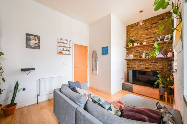 Flat for sale in Hornsey Road, Finsbury Park, London