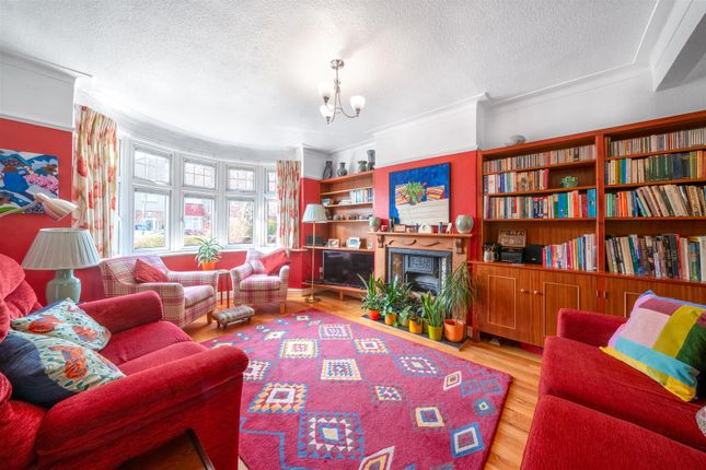 73, Queen Mary Avenue, Morden photo 2