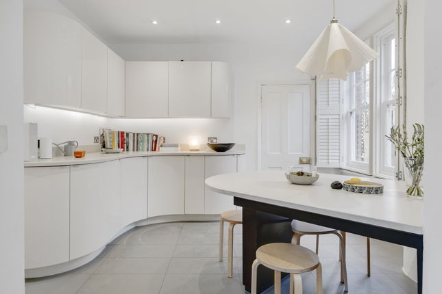 End terrace house for sale in Firs Avenue, London