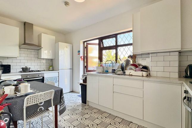 Garratt Road, Edgware photo 4